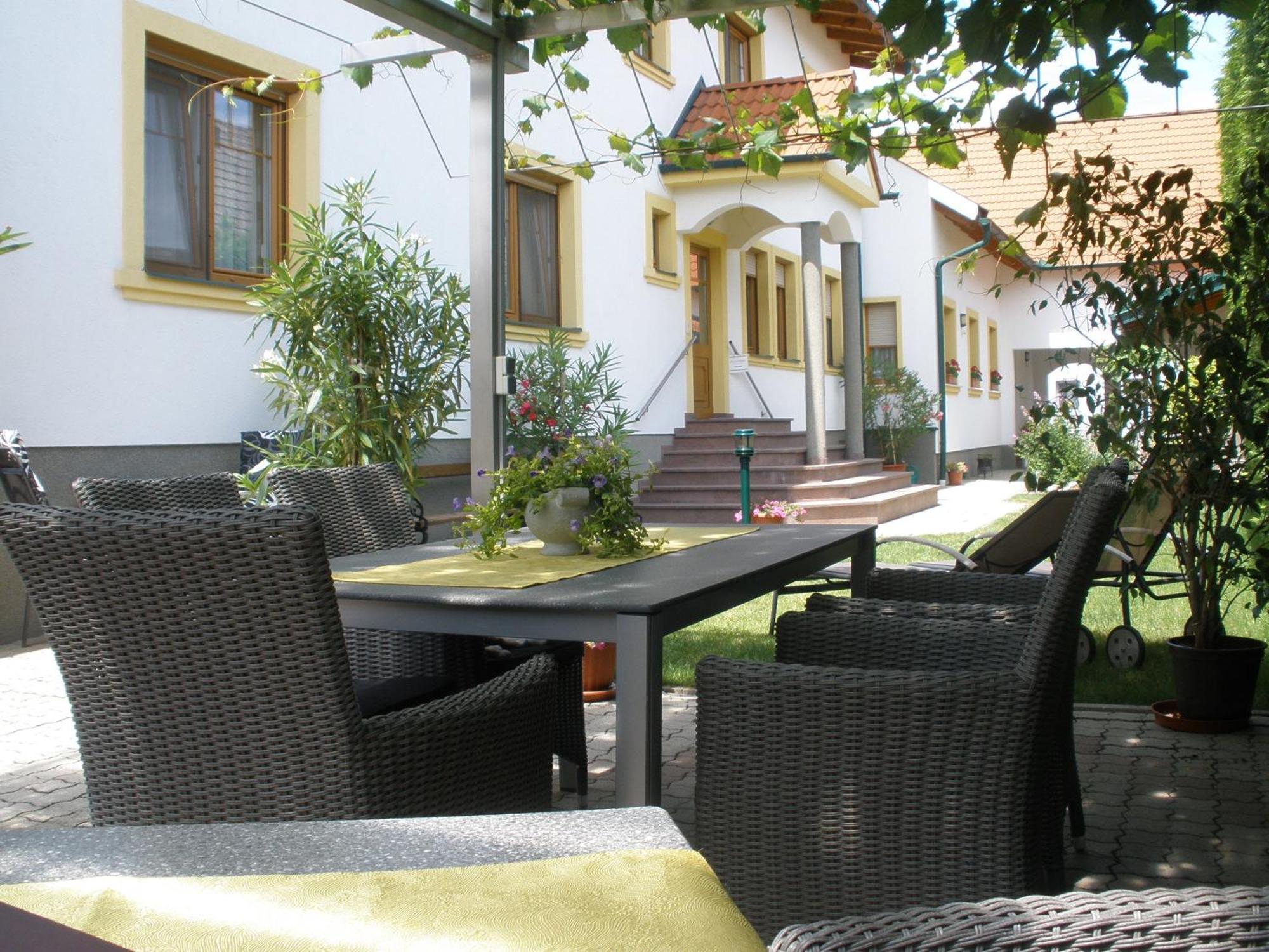 Nationalparkhof Gartner Weingut-Gastehaus Hotel Илмиц Екстериор снимка